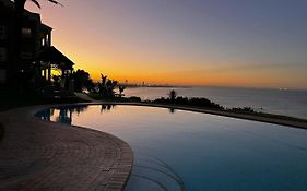Ocean Daze Brookes Hill Suites - Beachfront Flat